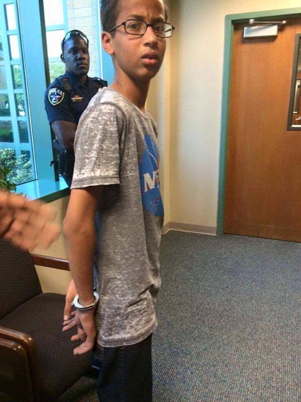 Após ser preso, garoto de 14 anos é convidado por Obama, Google e Facebook
