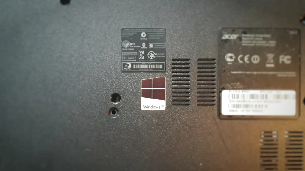 Laptop com adesivo indicando que veio com Windows 8 original